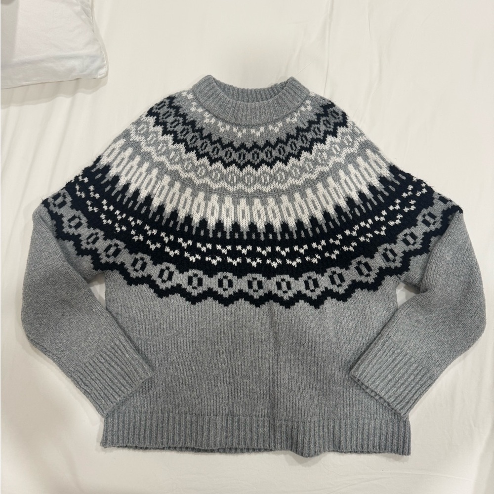 Universal Thread Gray and Navy Patterned Sweater